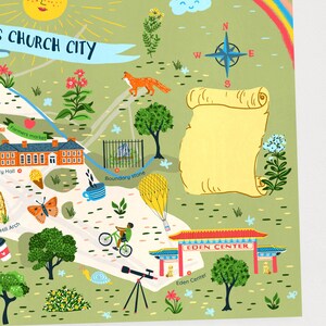 Op de afbeelding: Een grillige ge&iuml;llustreerde kaart van een stad genaamd Church City. De kaart toont een verscheidenheid aan bezienswaardigheden, waaronder een stadhuis, een boerenmarkt, een grenssteen, een heuvelboog en een park met een luchtballon. De kaart is getekend in een kleurrijke stijl met een groene achtergrond en bevat een kompasroos.
