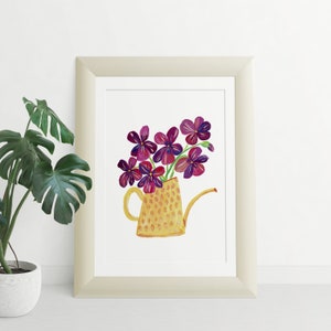 Puede incluir: Una pintura de acuarela de una regadera amarilla con flores moradas dentro. La regadera tiene un patr&oacute;n de lunares y un pico. Las flores est&aacute;n dispuestas en un ramo.