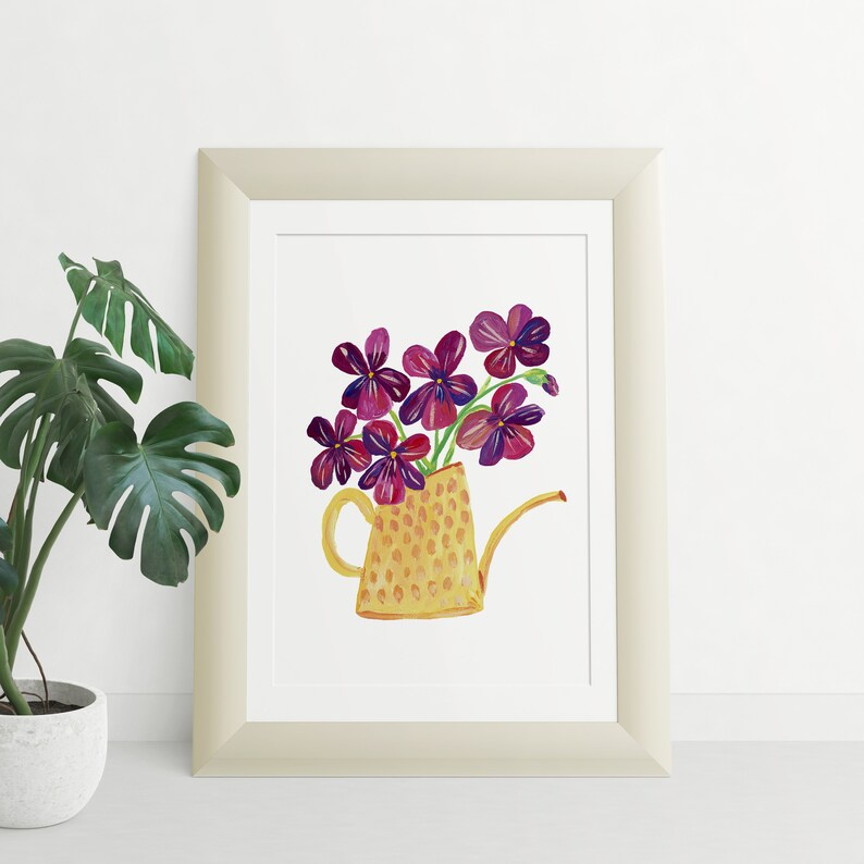 Puede incluir: Una pintura de acuarela de una regadera amarilla con flores moradas dentro. La regadera tiene un patr&oacute;n de lunares y un pico. Las flores est&aacute;n dispuestas en un ramo.