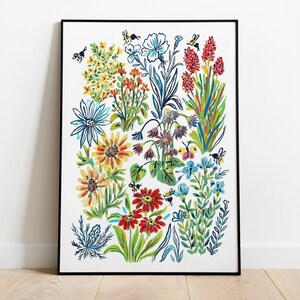 Pu&ograve; includere: Un'illustrazione floreale colorata con una variet&agrave; di fiori, tra cui girasoli, margherite e fiori rossi. L'illustrazione &egrave; incorniciata in nero e su uno sfondo bianco.