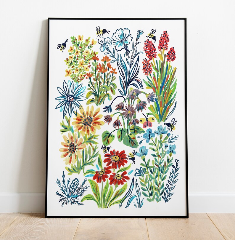 Pu&ograve; includere: Un'illustrazione floreale colorata con una variet&agrave; di fiori, tra cui girasoli, margherite e fiori rossi. L'illustrazione &egrave; incorniciata in nero e su uno sfondo bianco.