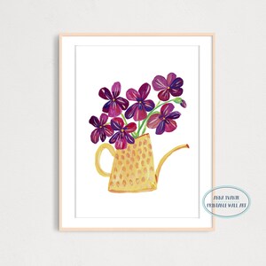 Puede incluir: Una pintura de acuarela de una regadera amarilla con un ramo de flores moradas. Las flores est&aacute;n dispuestas en la regadera, con los tallos que se extienden desde la parte superior. La regadera tiene una superficie texturizada y un pico.