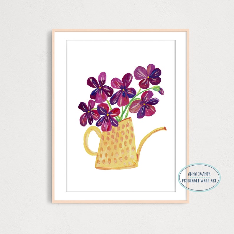 Puede incluir: Una pintura de acuarela de una regadera amarilla con un ramo de flores moradas. Las flores est&aacute;n dispuestas en la regadera, con los tallos que se extienden desde la parte superior. La regadera tiene una superficie texturizada y un pico.