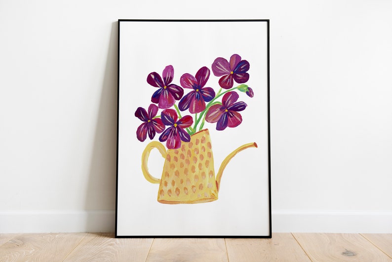 Puede incluir: Una regadera amarilla con estampado de lunares llena de un ramo de flores moradas.