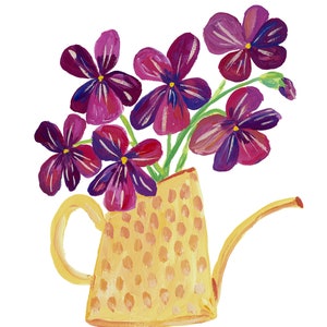 Puede incluir: Una regadera amarilla con estampado de lunares llena de un ramo de flores moradas y rosas.