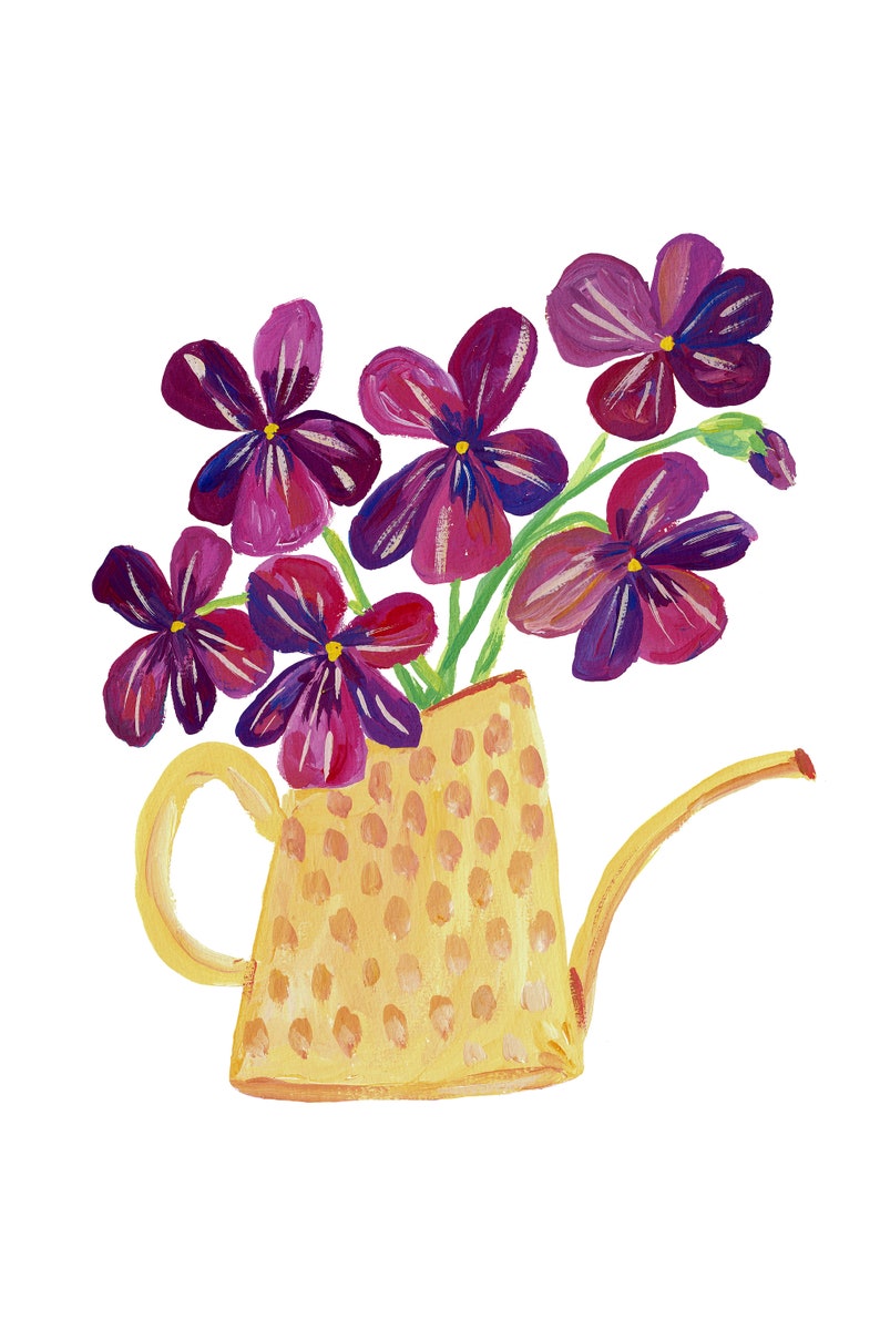 Puede incluir: Una regadera amarilla con estampado de lunares llena de un ramo de flores moradas y rosas.