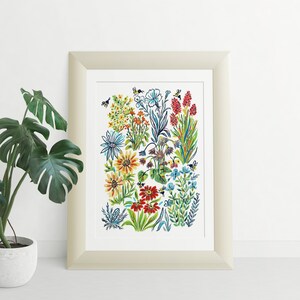 Pu&ograve; includere: Un'illustrazione incorniciata di un giardino colorato con vari fiori, foglie e api. I fiori sono dipinti in tonalit&agrave; di rosso, giallo, blu e verde.