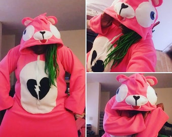pink creepy bear inspired onesie from the game fortnite - mascara de deriva fortnite png