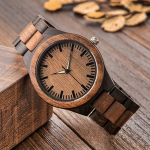 Montre gravée, montre en bois pour homme, cadeau d'anniversaire, montre personnalisée en bois gravée, cadeau pour le petit ami du mari image 1