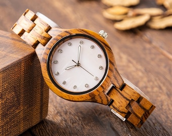 Holzuhr, individuelle Uhr, gravierte Uhr, Holzarmbanduhr, personalisiertes Weihnachtsgeschenk, rote Holzuhr, Geschenk für Frauen
