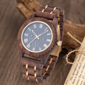 Reloj de madera para hombre, reloj grabado, reloj personalizado para él, reloj de nogal, regalo del quinto aniversario, regalo de cumpleaños para papá marido imagen 1