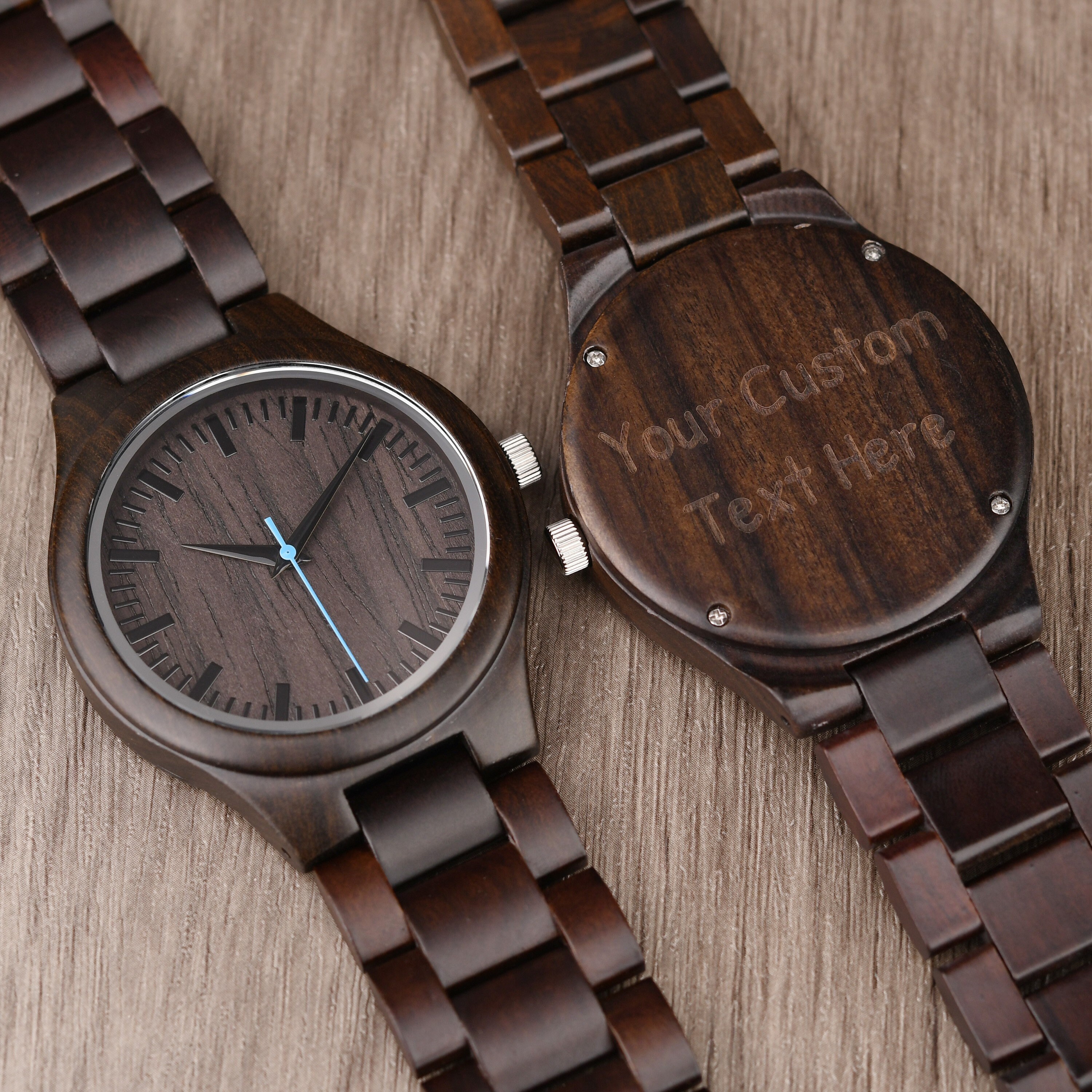 Orologio da uomo in legno inciso / Orologio in legno personalizzato con quadrante nero e marrone / Orologio da polso unico / Regalo personalizzato per il quinto anniversario / Navigator Dusk - Italia