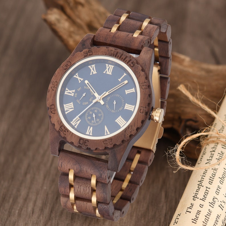 Reloj de madera para hombre, reloj grabado, reloj personalizado para él, reloj de nogal, regalo del quinto aniversario, regalo de cumpleaños para papá marido imagen 1