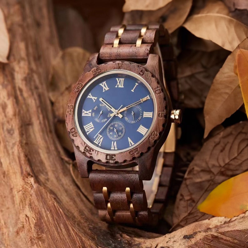 Reloj de madera para hombre, reloj grabado, reloj personalizado para él, reloj de nogal, regalo del quinto aniversario, regalo de cumpleaños para papá marido imagen 2