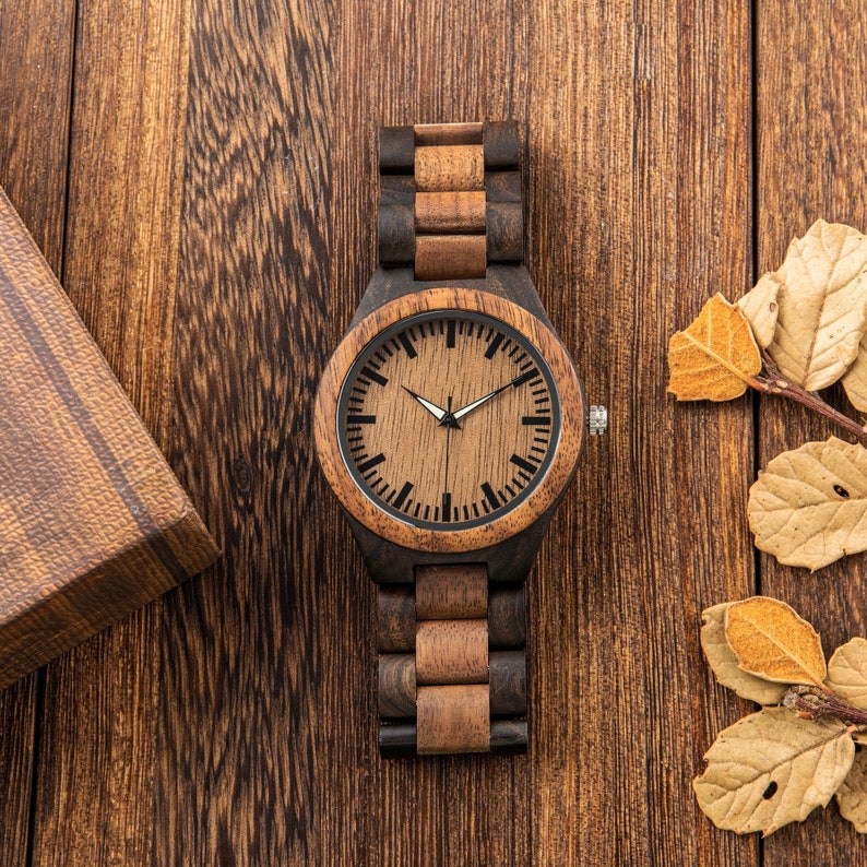 Montre gravée, montre en bois pour homme, cadeau d'anniversaire, montre personnalisée en bois gravée, cadeau pour le petit ami du mari image 2