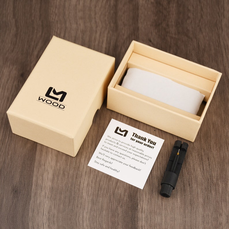 Puede incluir: Una caja beige con el logotipo "M WOOD" impreso en la parte superior. La caja est&aacute; abierta y se puede ver una peque&ntilde;a herramienta negra en el interior. Tambi&eacute;n se puede ver una nota de agradecimiento con el texto "Thank You for your order!"