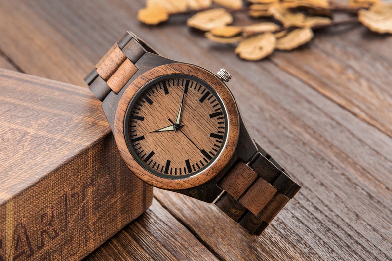 Gravierte Uhr, Holz Uhr für Männer, Geburtstagsgeschenk, Custom Watch, Holzuhr graviert, Geschenk für Ehemann Freund Bild 1