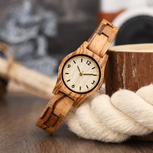 Montre en bois pour femme, montre en bois pour elle, montre en bois gravé, cadeau de fête des mères, cadeau d'anniversaire pour elle image 4