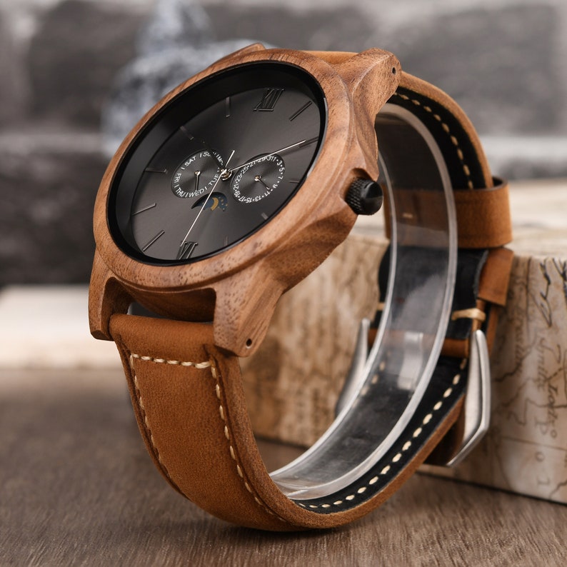 Montre en bois, montre pour homme personnalisée, montre en noyer avec bracelet en cuir, montre d'anniversaire pour lui, phase de lune image 4