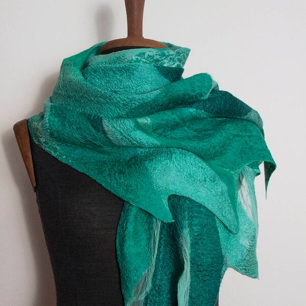 Foulard soie laine écharpe feutrée Nuno châle feutré Nuno Wrap vert émeraude à la main cette écharpe feutrée pour femmes Design châle fait à la main