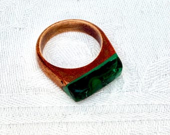Anel vintage feito à mão em cobre e malaquita.