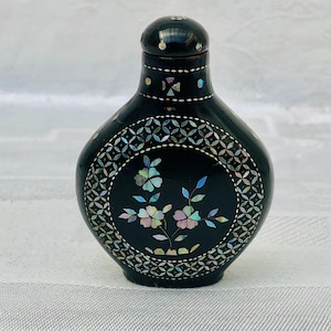 Antique Black Laquered Chinese Snuff Bottle With Spoon, Mother-Of-Pearl & Gold Inlay, Geometric Design.