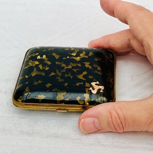 Portasigarette in finta tartaruga e color oro, anni '30, con emblema dell'Isola di Man.