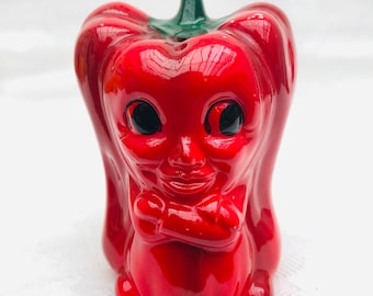 Stor 50-tals kitschig antropomorf röd paprika-ströare, tillverkad i Japan.