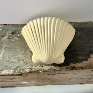 1930s Art Deco, Ceramic Clamshell Wall Pocket, Retro, Beachcomber Bathroom, Vintage Seaside Wall Decor.