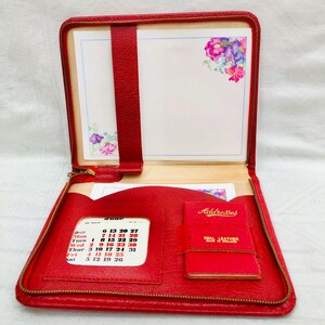 Estuche de escritura vintage de cuero rojo, década de 1970, con calendario perpetuo, papelería y libreta de direcciones.