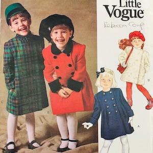 Puede incluir: Patrón de costura Little Vogue vintage con ilustraciones de abrigos para niños. Los abrigos incluyen un abrigo de cuadros verdes, un abrigo rojo de doble botonadura, un abrigo azul marino y un abrigo blanco. El patrón es para ropa de niños.