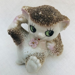 Jaren 60 kitscherige suikertextuur, keramisch kittenbeeldje.