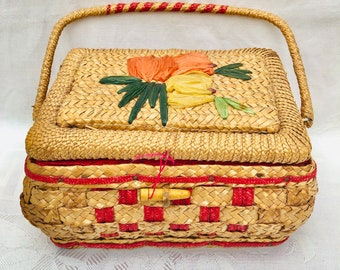 Adorable petit panier à couture Mid-Century avec de jolis fruits en raphia colorés brodés sur le couvercle et une doublure en satin.