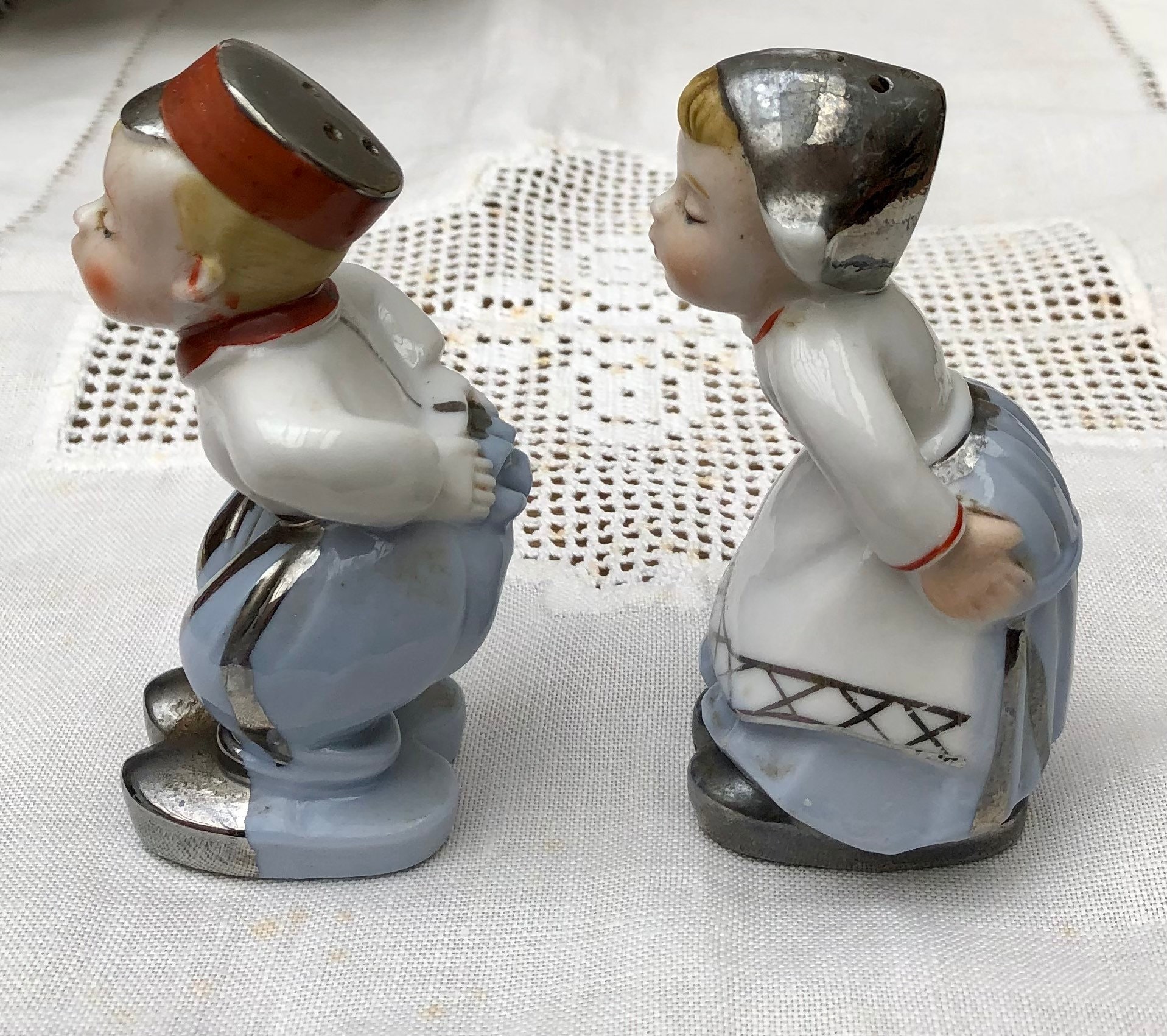 1940s Kitsch Novelty Cruet Set Salt & Pepper Kissing Dutch Etsy UK