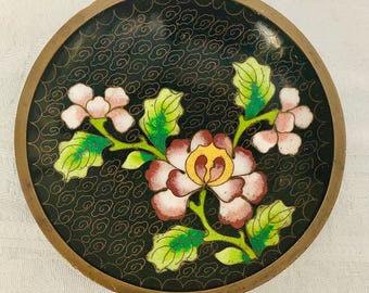Vintage Cloisonné-Emaille-Schale aus den 1940er Jahren, rosa / gelbes Lilien-Design, Messingemail, asiatische Kunst.