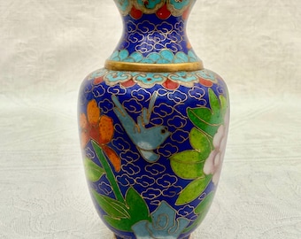 Vaso vintage in cloisonné, alto 10 cm, con motivi floreali decorativi e uccellini blu, intricata lavorazione in smalto con fili metallici dorati.