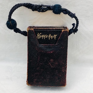 Antico astuccio vittoriano rilegato in pelle contenente un set di 2 libri di preghiere e inni rilegati in pelle dorata.