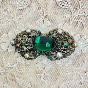 Vintage viktorianischen Stil Goldfarbene Filigrane Brosche mit Kunstperle, grünem Strass & grünem Glasstein in der Mitte der 1950er Jahre.