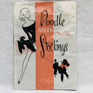 Puede incluir: Un anuncio vintage para "Poodle Sheer Nylon Stockings" que presenta a una mujer con un vestido negro paseando a un caniche con una correa. El anuncio está impreso en un fondo blanco con una franja rosa.