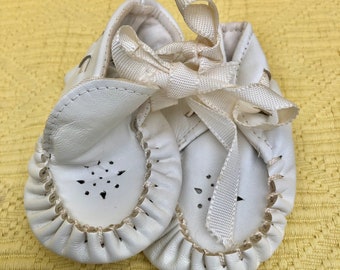 Adorable Vintage White Kid Leather Christening Moccasin, Baby Slippers In Beautiful Condition.