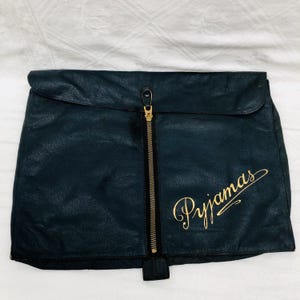Porta pigiama in pelle nera con monogramma, anni '60, fodera in taffetà azzurro pallido.