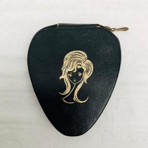 Set da manicure in pelle degli anni '60 con volto di ragazza litografato in oro e stampato "Estero".