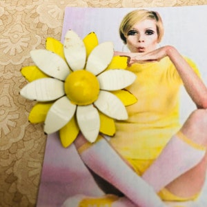 1960s Vintage Enamelled Metal Daisy Brooch