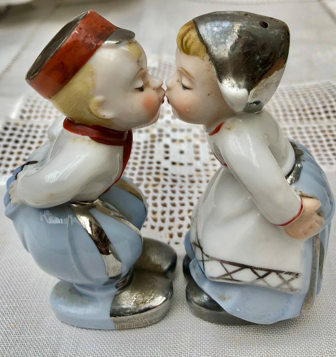 1940s Kitsch Novelty Cruet Set Salt & Pepper Kissing Dutch Etsy UK