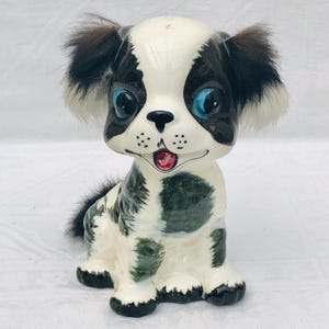 Entzückende Midcentury Kitsch Welpen Hundebank mit Pelzbesatz, handbemalt in Japan.