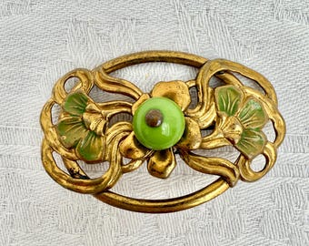 Broche de moda, estilo Art Nouveau antiguo, con prendedor de faja, década de 1890-1910, con motivos florales decorativos en tono dorado y esmalte verde, con cuenta de cristal de jade.