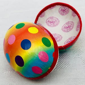 Mignon vintage « Île de Pâques » à pois multicolores, oeuf de Pâques en boîte de bonbons.