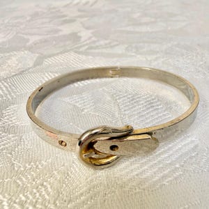 Puede incluir: Un juego de tres cuencos apilables de cerámica en tonos azules, verdes y blancos. Los cuencos presentan un esmalte moteado y un diseño sencillo y moderno. El cuenco más grande mide unos 15 cm de diámetro.