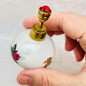 Schöne 1950s österreichische Porzellan & goldfarbene nachfüllbare Zerstäuber Parfüm Flasche, Rosenknospe Design/Strassstein-Verschluss.