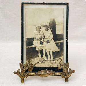 Cadre photo victorien antique sur le thème du bord de mer contenant une photographie/une carte postale antique de bord de mer.